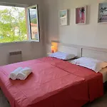 Holiday home Avec Terrasse Et Vue Piscine, Proche *