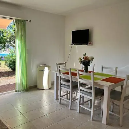 Σπίτι διακοπών Avec Terrasse Et Vue Piscine, Proche