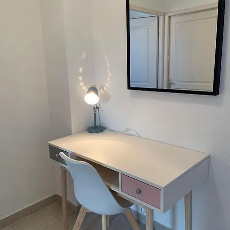 Σπίτι διακοπών Avec Terrasse Et Vue Piscine, Proche