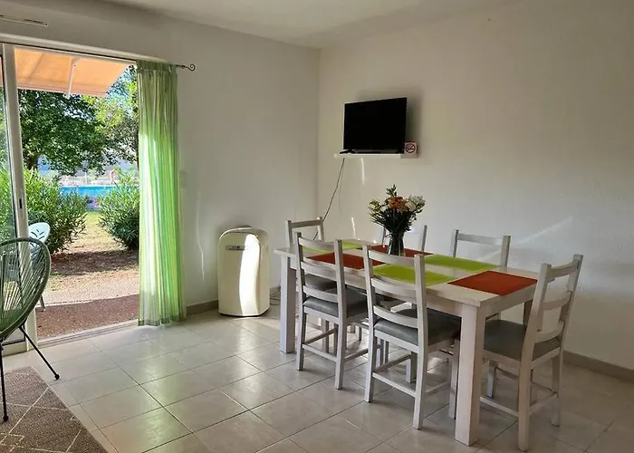 Ferienhaus Avec Terrasse Et Vue Piscine, Proche