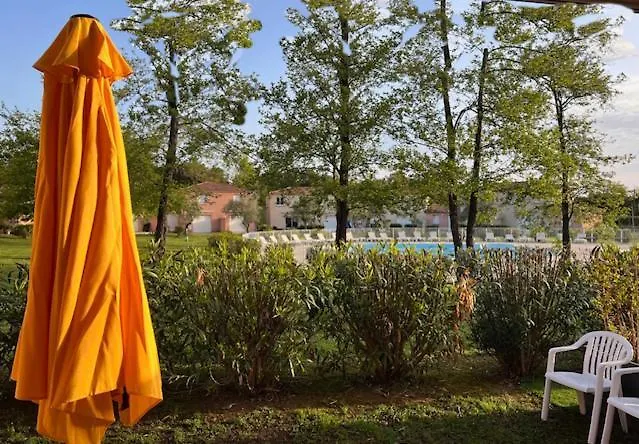 Prázdninový dům Avec Terrasse Et Vue Piscine, Proche